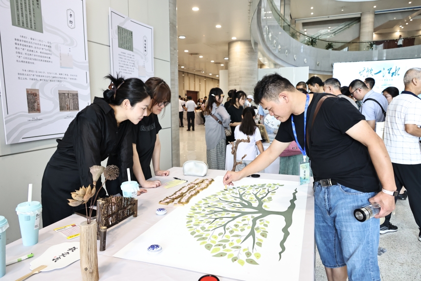 湖北第十五屆曬譜活動展示多省珍貴家譜文獻(xiàn)