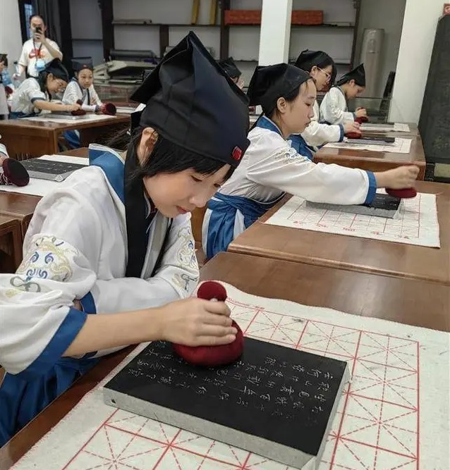 中華傳統(tǒng)曬書大會(huì)上演東坡古籍文獻(xiàn)