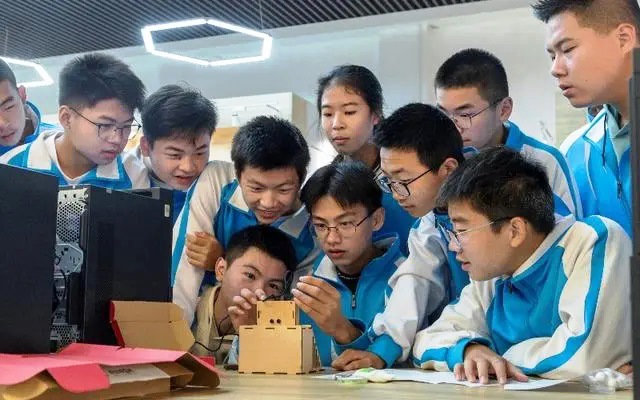 歷時4年 武漢兩教師單擺測速裝置獲版權(quán)證書