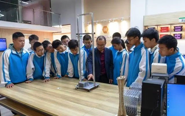 歷時4年 武漢兩教師單擺測速裝置獲版權(quán)證書