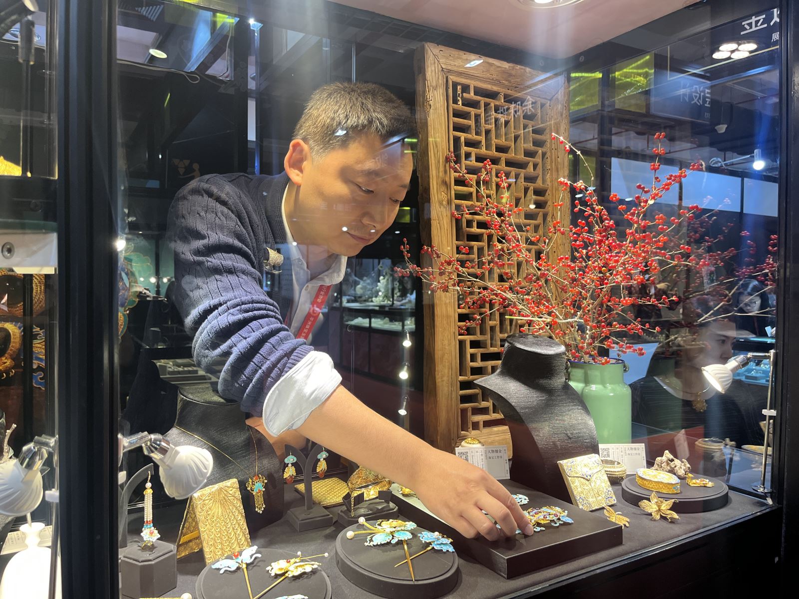 注重科技創(chuàng)新 加強(qiáng)原創(chuàng)設(shè)計——2024中國國際珠寶展開幕