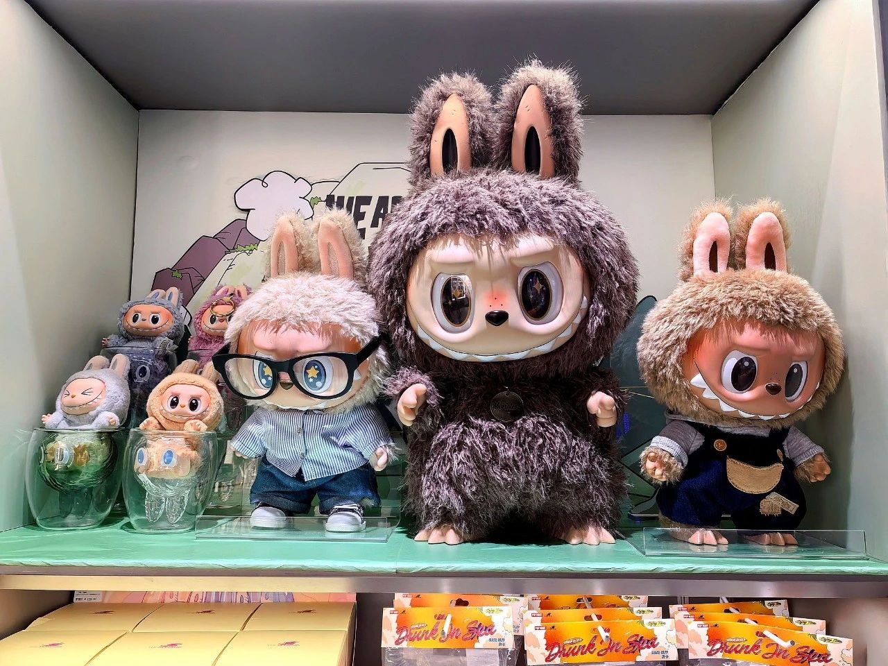 人民日?qǐng)?bào)：LABUBU火爆海外！沒(méi)作品還齙牙的它，為何征服了全球年輕人的心？