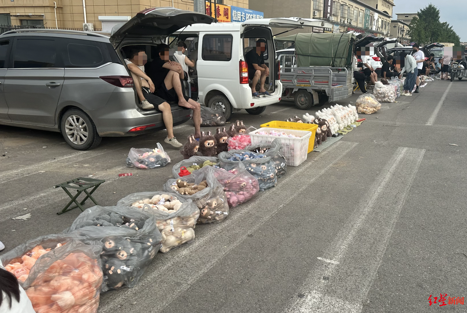 探衡水盜版LABUBU大集：像賣菜一樣擺攤賣，如今訂單變少生意難做