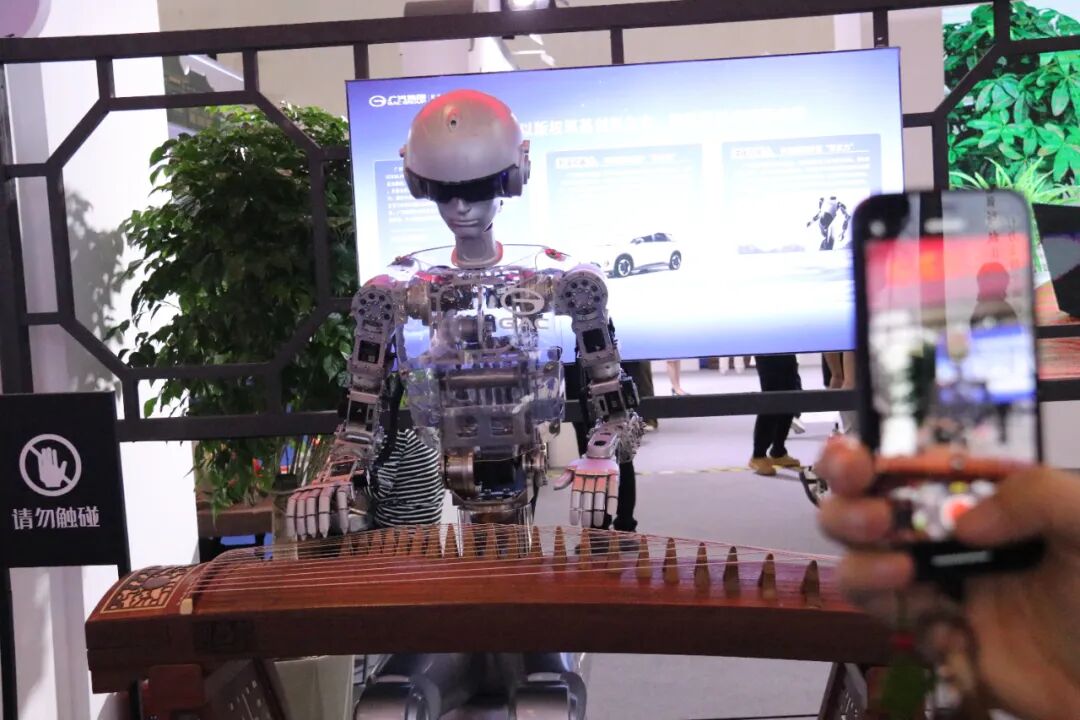 當(dāng)機(jī)器人“卷”起才藝 AI版權(quán)保護(hù)應(yīng)如何接招