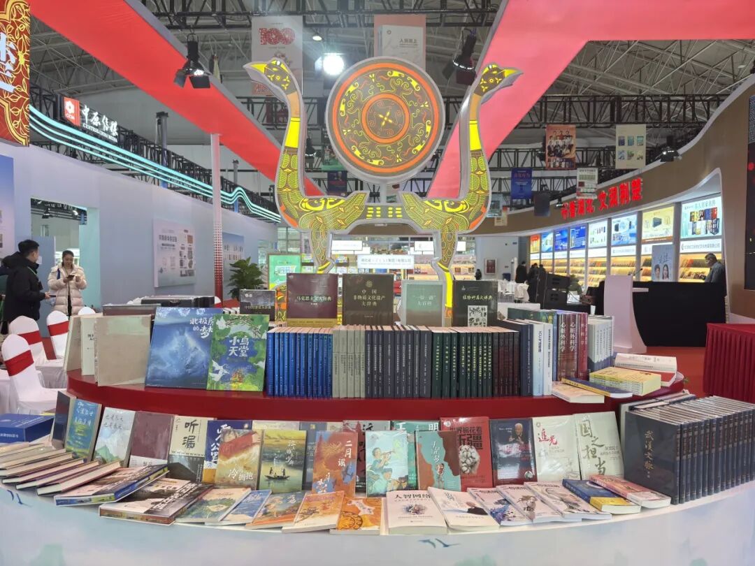 湖北展團(tuán)：攜荊楚好書(shū) 邀萬(wàn)里同行文創(chuàng)、直播“添新翼”，2026北京圖書(shū)訂貨會(huì)書(shū)香更濃