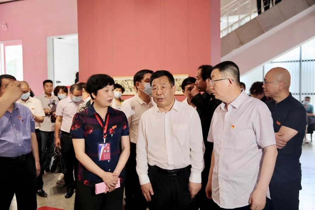 建黨百年湖北黨史重大題材美術(shù)作品文獻(xiàn)展開幕