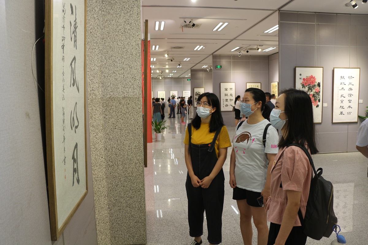 中心組織干部職工參觀“清風頌”廉政書畫展