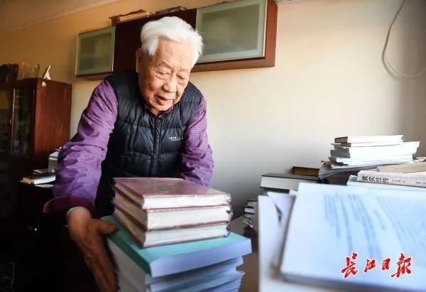 89歲教授起訴知網(wǎng)獲賠后論文被下架,人民日報評論:太霸道